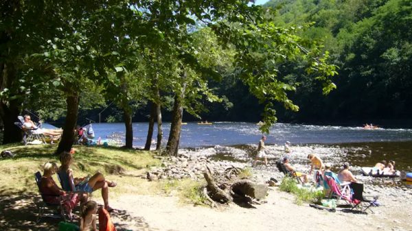 La plage de rivière du camping