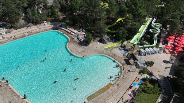 Das Schwimmbad aus der Vogelperspektive