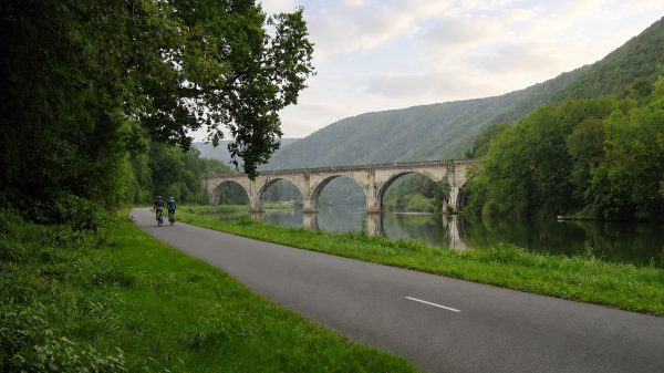 De groene route, ter hoogte van de spoorbrug in Anchamps