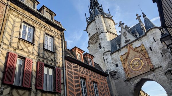 La Tour de l'Horloge et son magnifique cadran astronomique qui fait toute son originalité 