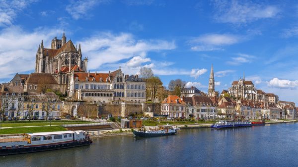Embarquez sur un bateau de croisière sur l'Yonne pour découvrir la ville autrement