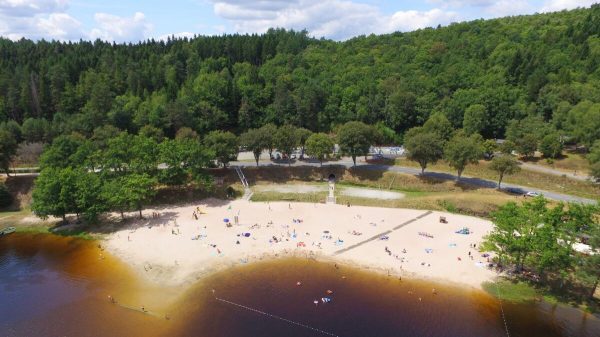 La plage du lac des Bariousses, à Treignac