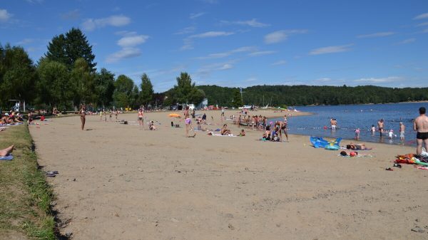 La plage de Neuvic, sur le lac de la Triouzoune