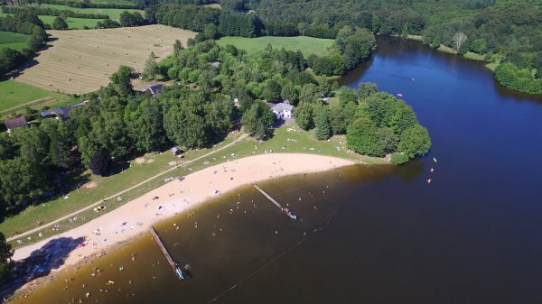 Baño en el lago de Pontcharal en Vigeois