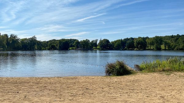 La plage surveillée du lac de Bournazel