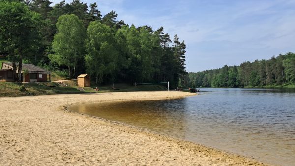 La plage Pavillon Bleu du Pont Aubert, à Soursac