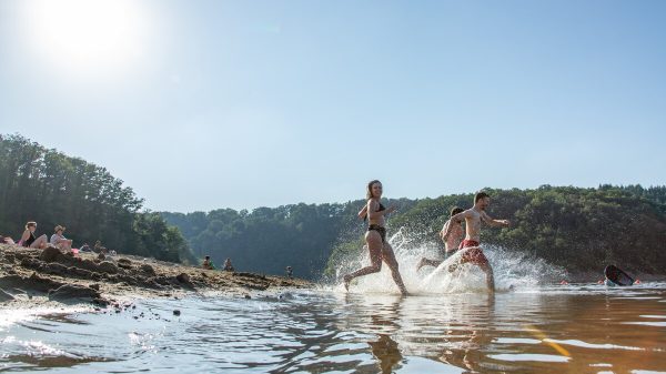 Baignade sur la plage des Aubazines