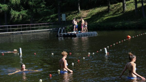Baignade à Lapleau, sur le plan d'eau du Vendahaut