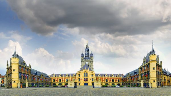 Vue sur l'architecture grandiose de la mairie et du beffroi de Douai