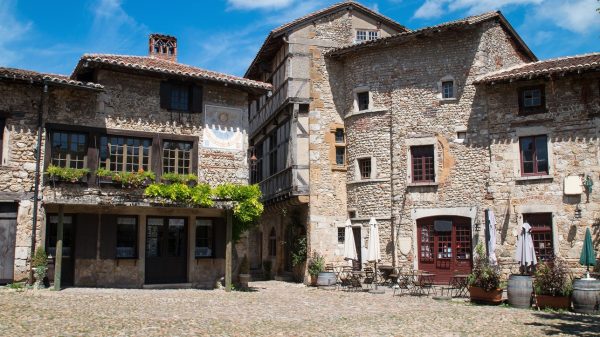Der Place des Tilleuls, auch „La Halle“ genannt, in Pérouges 