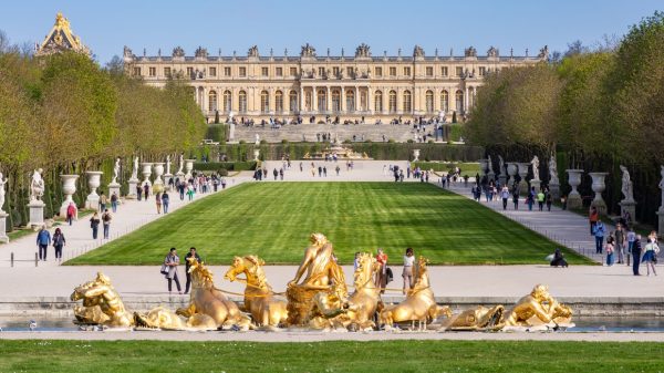 Das Schloss von Versailles und einer der märchenhaften Springbrunnen des Anwesens