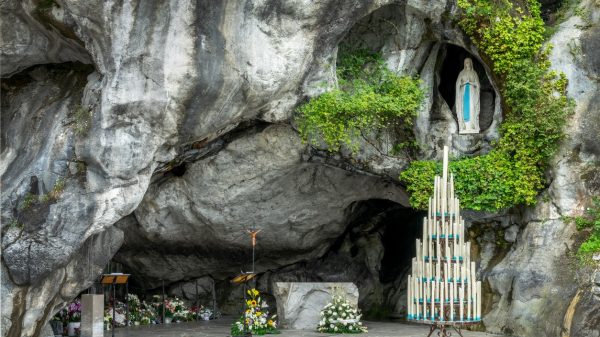 La grotte de de Massabielle, où Bernadette Soubirous aurait eu une apparition de la Vierge Marie.