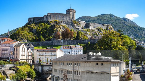 Le château fort de Lourdes qui domine la ville