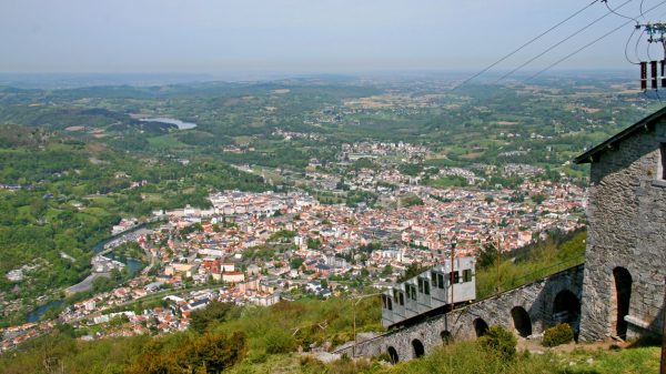 Le Pic du Jer est l'un des plus beaux points de vue sur la région que l'on rejoint grâce au funiculaire.