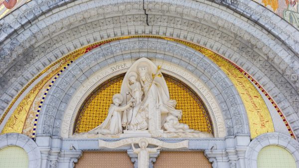 Magnifique arche de l'église Notre-Dame de Lourdes