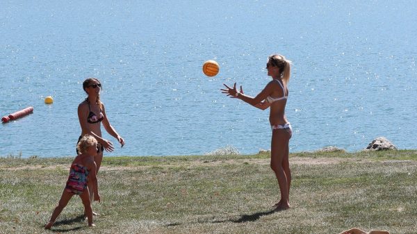 Ontspanning en verkoeling op het strand van Paladru