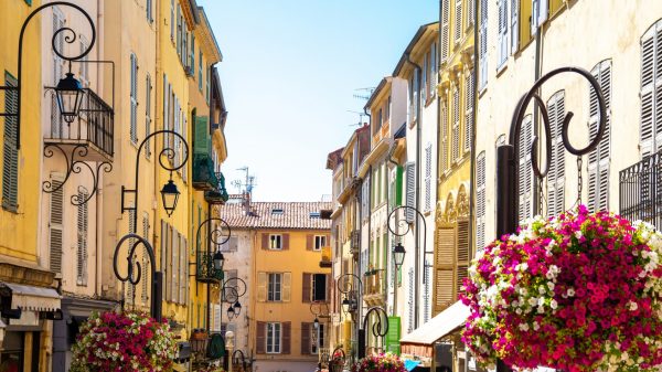 Rue fleurie du Vieil Antibes