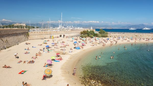 Vue aérienne de la plage de la Gravette à Antibes