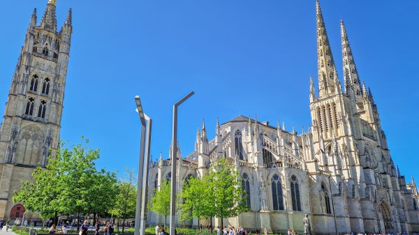 Die majestätische Kathedrale Saint-André und der Pey-Berland-Turm 