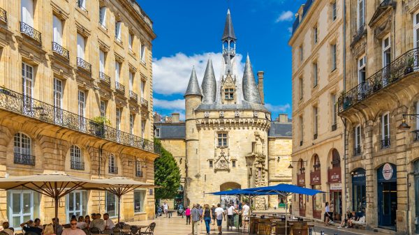 Porte Cailhau und Cafés auf der Place du Palais in Bordeaux