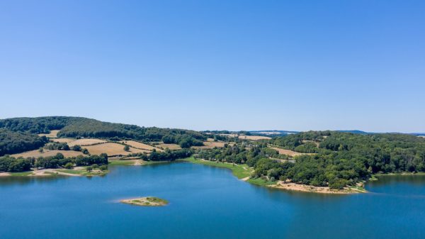 Lago de Pannecière, en el Morvan