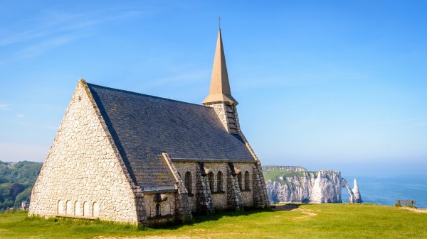 Chapelle Notre-Dame de la Garde, l’arc et l’Aiguille à Etretat