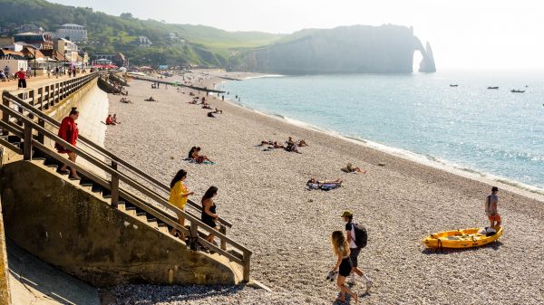 La plage, l’arche et l’Aiguille à Etretat