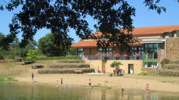 Playa del estanque de Les Prés Naiteaux