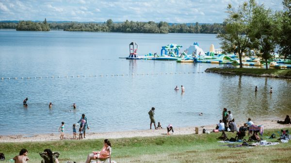 Baignade et jeux gonflables, sur la plage de la Capoulade