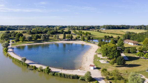 Bewakt strand aan het meer van Louvarel