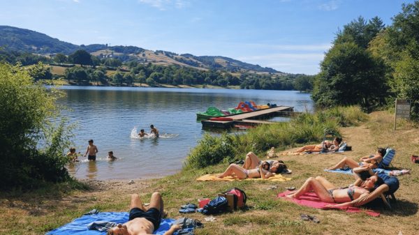Zwemmen op een steenworp afstand van de camping