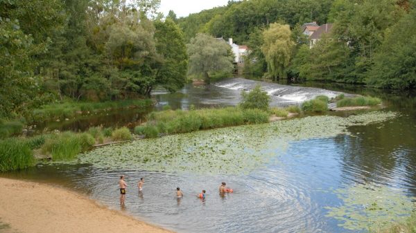 Unsupervised swimming in the Gartempe at Antigny. This natural site is not a designated swimming area and swimming here is unsupervised. 