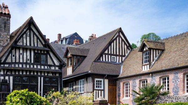 Le charme des maisons à colombages d'Honfleur et propre à la Normandie