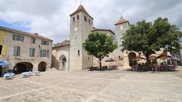 La place des Cornières et son "coin relevé proche de l'entrée de l'église