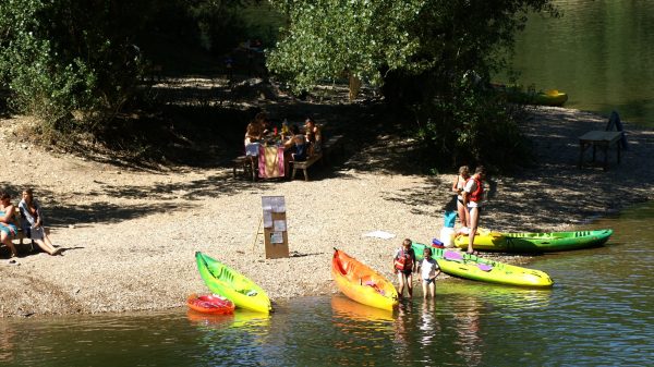 Canoë dans les Gorges de l'Aveyron, au lit-dit Manjocarn. La baignade est également possible.