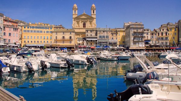 Vue sur le charmant port de Bastia et les deux tours de l'église Saint Jean Baptiste au fond