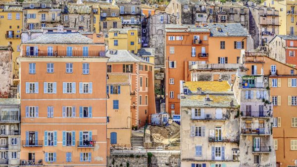 Façades typiques des maisons colorées de Bastia