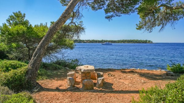 Picknickplaats op het Île Sainte-Marguerite 