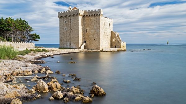 Het prachtige en spectaculaire versterkte klooster van Saint-Honorat