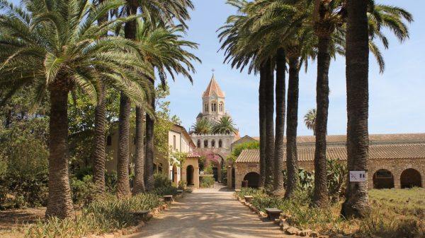 De prachtige abdij van Lérins op het eiland Saint-Honorat 