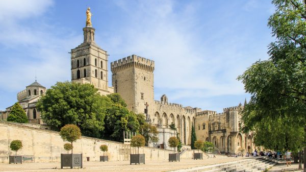  Der Papstpalast in Avignon