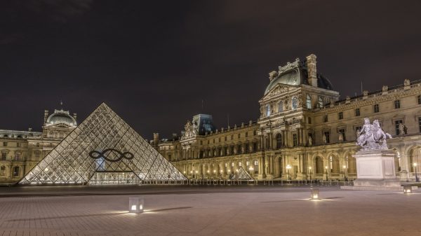 Louvre-Museum bei Nacht