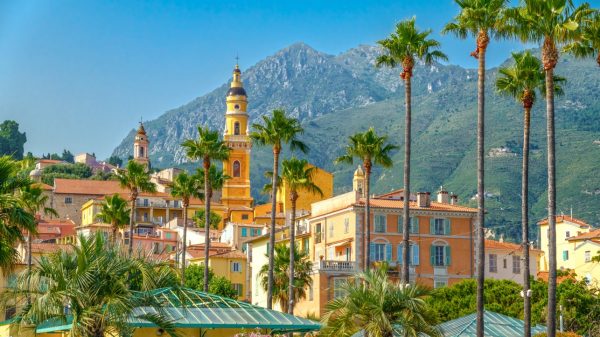 Vue sur Menton et ses montagnes 