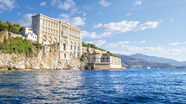 Vue depuis la mer sur le magnifique bâtiment du musée océanographique de Monaco