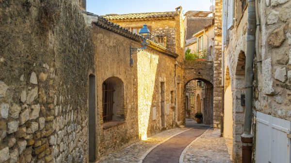 Une des rues du village médiéval de Saint-Paul-de-Vence