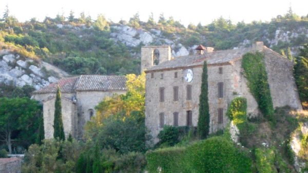 Château et église Sainte-Léocadie à Fontjoncouse
