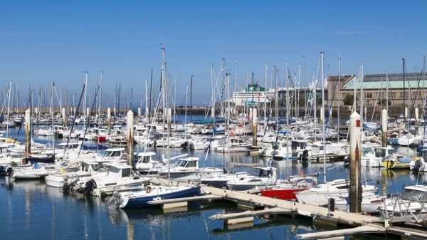 Voiliers amarrés au port de Chantereyne, le port de plaisance de Cherbourg