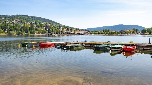 Lac de Gerardmer et vue sur le village du même nom
