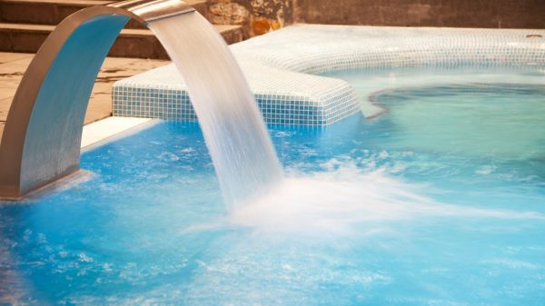 Jet, cascade et jacuzzi d'une station thermale 