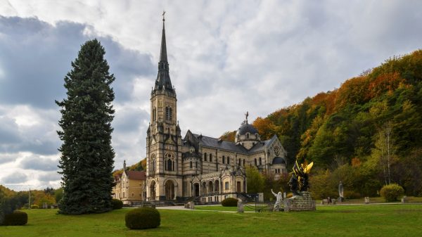 La spectaculaire cathédrale Sainte Jeanne d'Arc au Bois Chenu